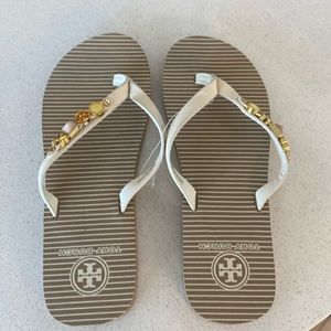 newTory Burch flip-flops, rubber with fake leather w/decoration. Cream and beige